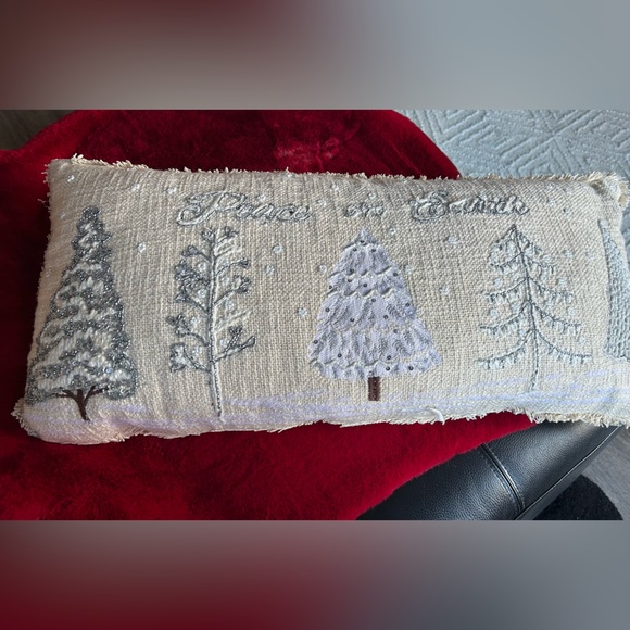 Two holiday winter accent pillows - Picture 4 of 14